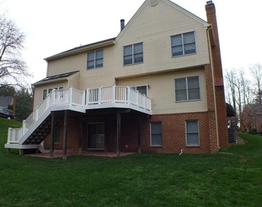 10008 Manor Place - Photo Thumbnail 2