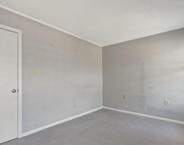 2522 S Arlington Mill Drive - Photo Thumbnail 15