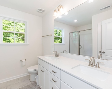 395 Oak Park Boulevard - Photo Thumbnail 15
