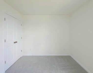 395 Oak Park Boulevard - Photo Thumbnail 4