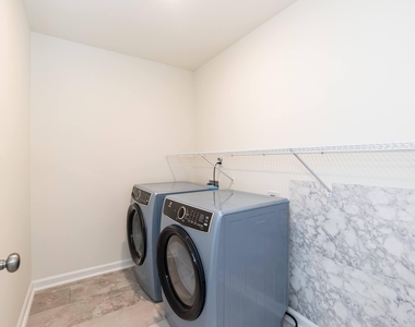 395 Oak Park Boulevard - Photo Thumbnail 5
