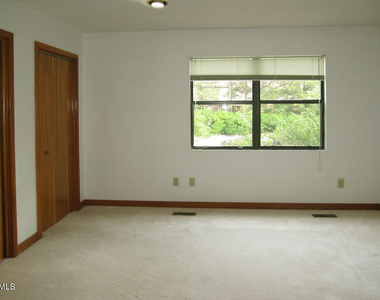206 Cedarwood Lane - Photo Thumbnail 8