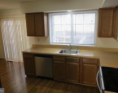 2208 Wimbledon Circle - Photo Thumbnail 5