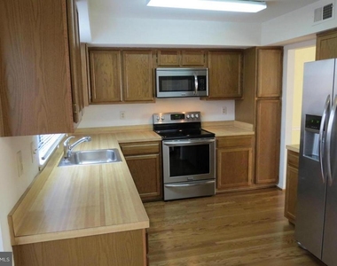 2208 Wimbledon Circle - Photo Thumbnail 4