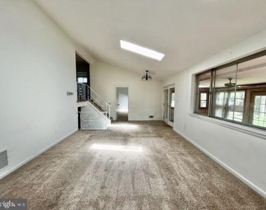 912 Hoyt Street - Photo Thumbnail 8
