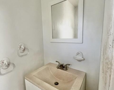 912 Hoyt Street - Photo Thumbnail 10