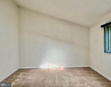 912 Hoyt Street - Photo Thumbnail 9