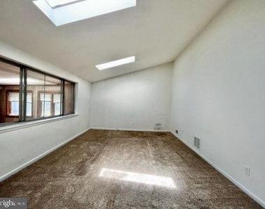 912 Hoyt Street - Photo Thumbnail 7