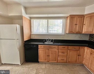 912 Hoyt Street - Photo Thumbnail 2