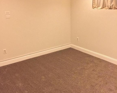 8911 Oakwood Way - Photo Thumbnail 16