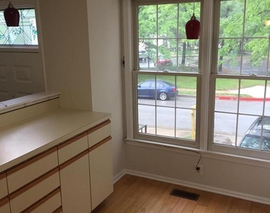 8911 Oakwood Way - Photo Thumbnail 3
