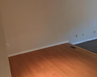 8911 Oakwood Way - Photo Thumbnail 4