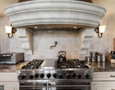 921 Valencia Court - Photo Thumbnail 5