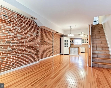 814 S Clinton Street S - Photo Thumbnail 2