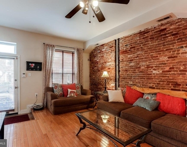 814 S Clinton Street S - Photo Thumbnail 5