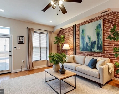 814 S Clinton Street S - Photo Thumbnail 6
