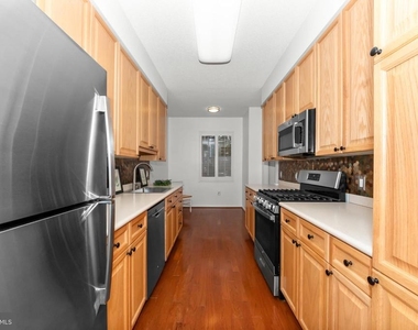 940 Astern Way - Photo Thumbnail 7