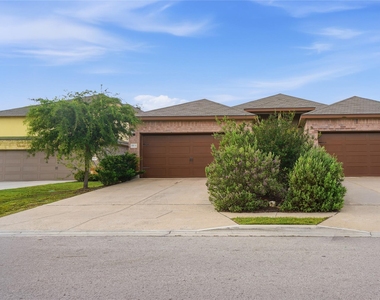 533 Jack Rabbit Ln - Photo Thumbnail 3