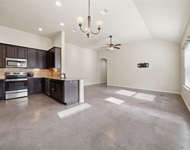 533 Jack Rabbit Ln - Photo Thumbnail 1