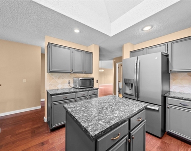 6700 Carisbrooke Ln - Photo Thumbnail 5