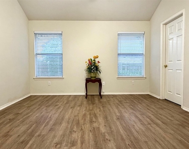 2325 Clover Ridge Dr - Photo Thumbnail 2