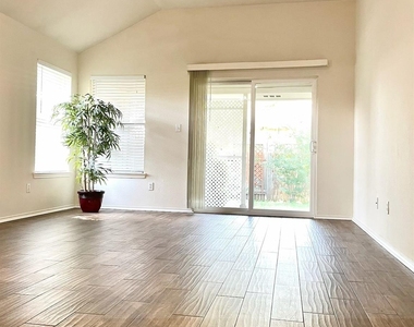 2325 Clover Ridge Dr - Photo Thumbnail 3