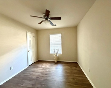 2325 Clover Ridge Dr - Photo Thumbnail 6