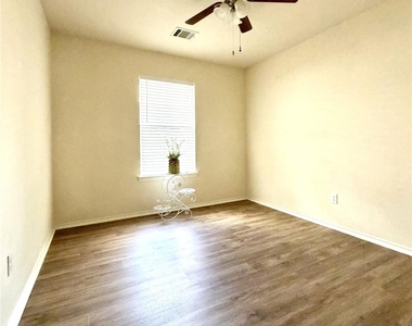 2325 Clover Ridge Dr - Photo Thumbnail 7