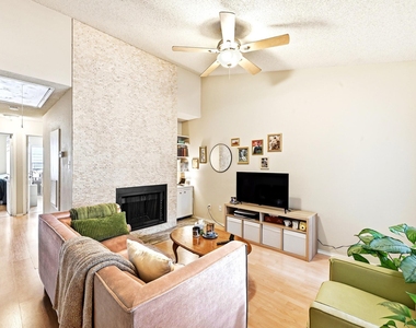 2706 Salado St - Photo Thumbnail 3