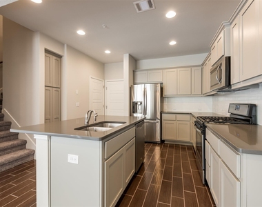 13800 Lyndhurst St - Photo Thumbnail 6