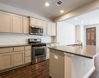 13800 Lyndhurst St - Photo Thumbnail 7