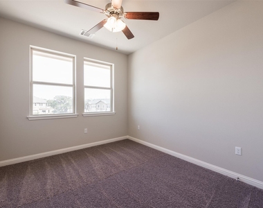 13800 Lyndhurst St - Photo Thumbnail 12