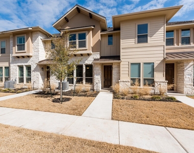 13800 Lyndhurst St - Photo Thumbnail 1