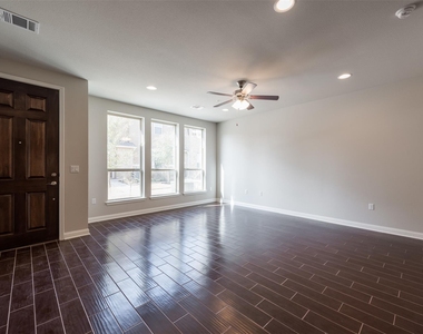 13800 Lyndhurst St - Photo Thumbnail 3