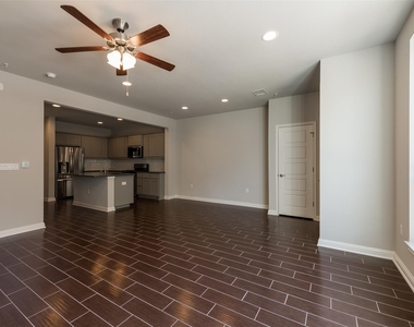13800 Lyndhurst St - Photo Thumbnail 4