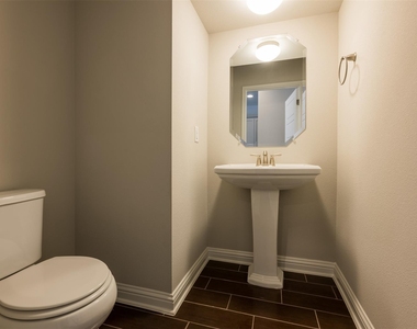 13800 Lyndhurst St - Photo Thumbnail 8