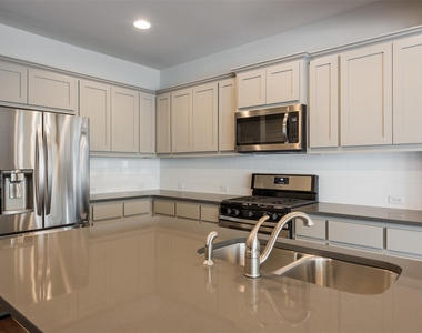 13800 Lyndhurst St - Photo Thumbnail 5