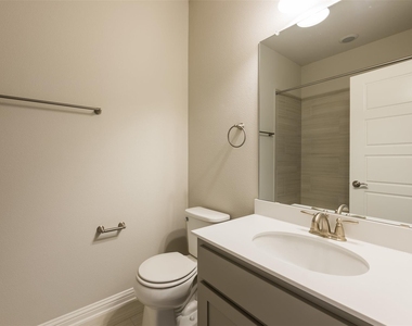 13800 Lyndhurst St - Photo Thumbnail 15