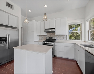 1301 San Bernard St - Photo Thumbnail 3