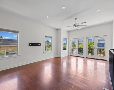 1301 San Bernard St - Photo Thumbnail 6