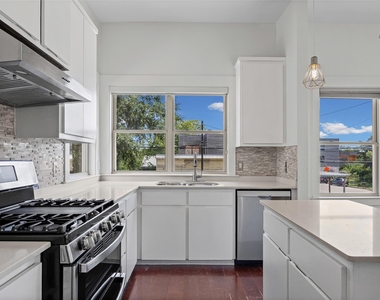 1301 San Bernard St - Photo Thumbnail 4