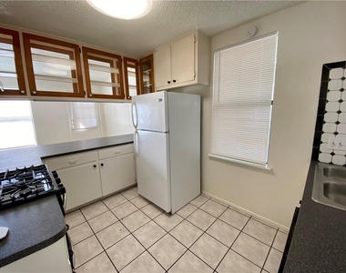 407 E 30th St - Photo Thumbnail 5
