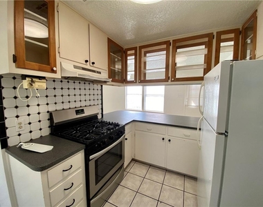 407 E 30th St - Photo Thumbnail 3