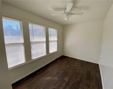 407 E 30th St - Photo Thumbnail 12