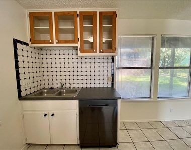 407 E 30th St - Photo Thumbnail 4