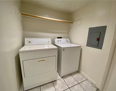 407 E 30th St - Photo Thumbnail 9