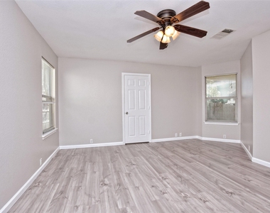 2300 Amy Lynn Ln - Photo Thumbnail 12