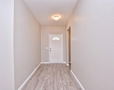 2300 Amy Lynn Ln - Photo Thumbnail 2
