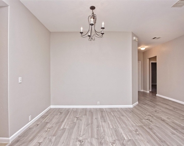 2300 Amy Lynn Ln - Photo Thumbnail 5