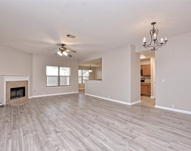 2300 Amy Lynn Ln - Photo Thumbnail 4